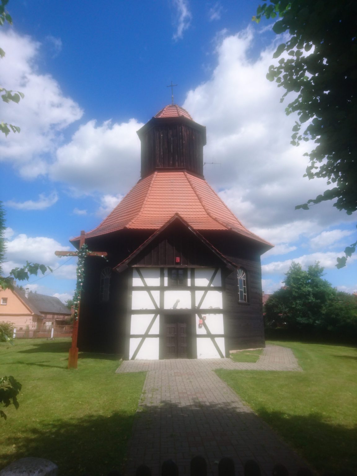 kościół drewniany z szachulcowym wejściem kościół drewniany z szachulcowym wejściem
