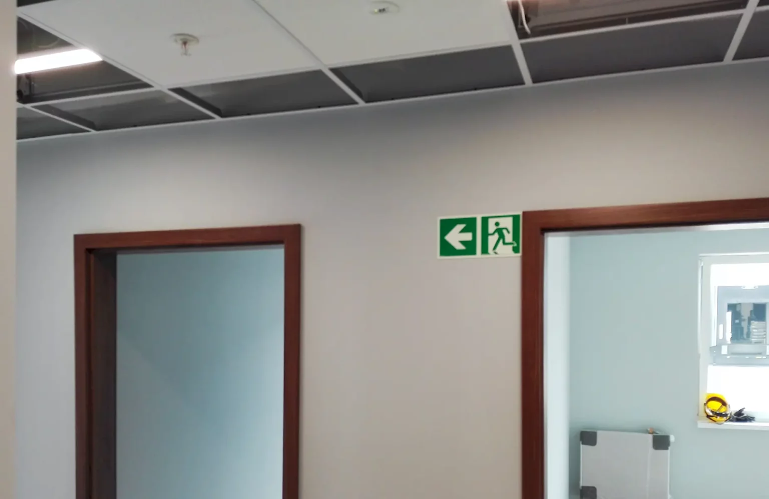 znak kierunku ewakuującego